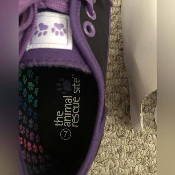 NWT black sneaker sz 7 w/ multi colored paw prints on flap. Purple shoe laces - Picture 6 of 9